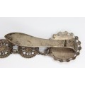 RAR: accesoriu victorian "Chatelaine skirt lifter." cca 1850. Marea Britanie